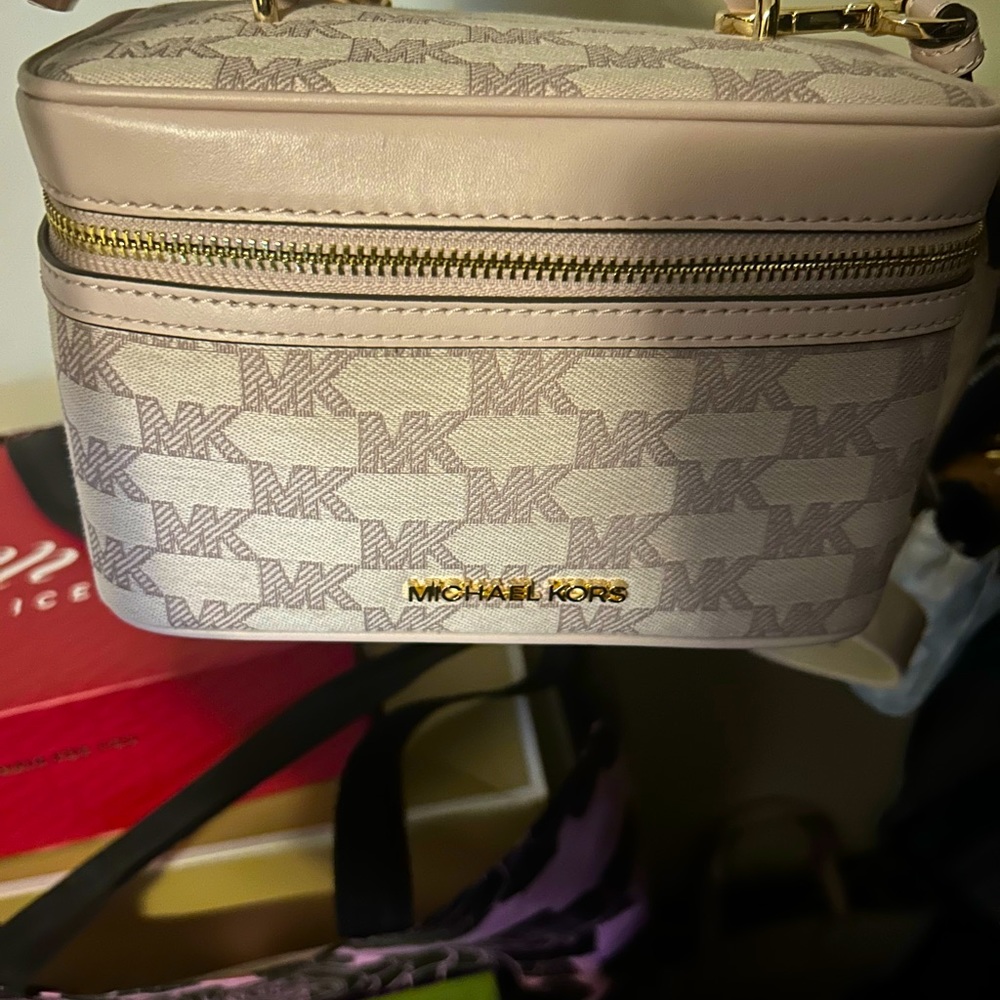 Micheal Kors crossbody purse